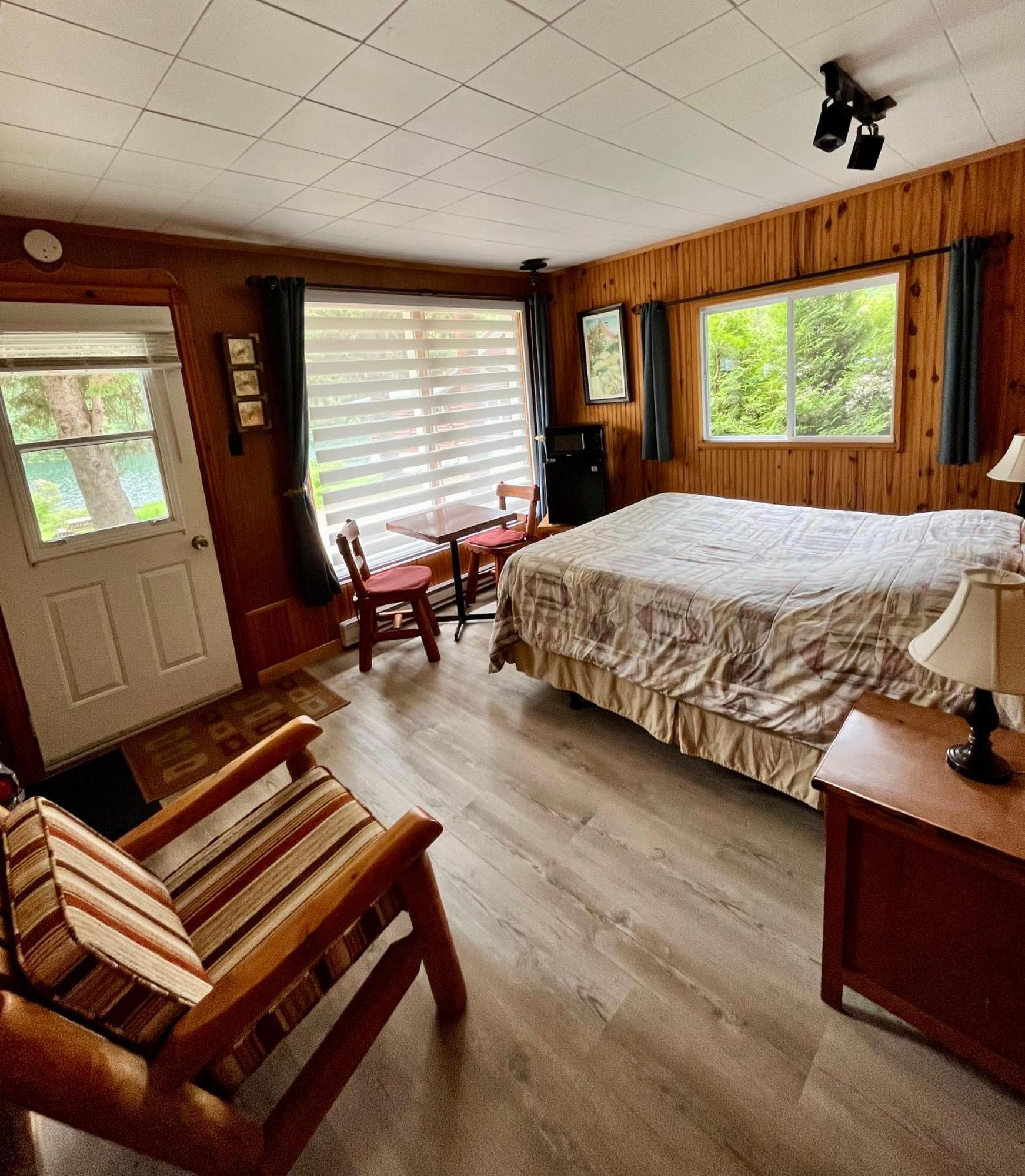 Kan-A-Mouche Pourvoirie Auberge Et Chalets Saint-Michel Eksteriør billede