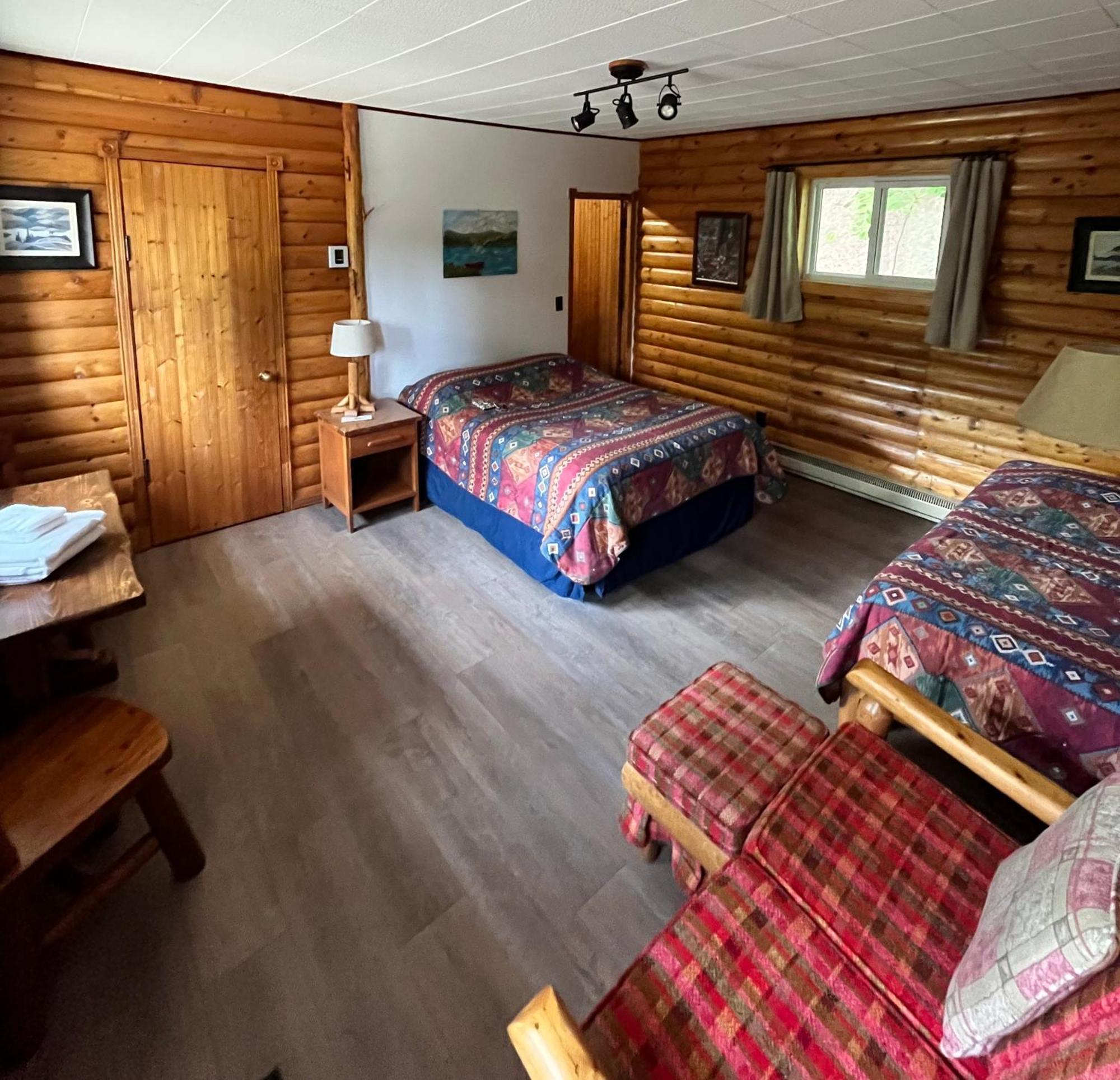 Kan-A-Mouche Pourvoirie Auberge Et Chalets Saint-Michel Eksteriør billede