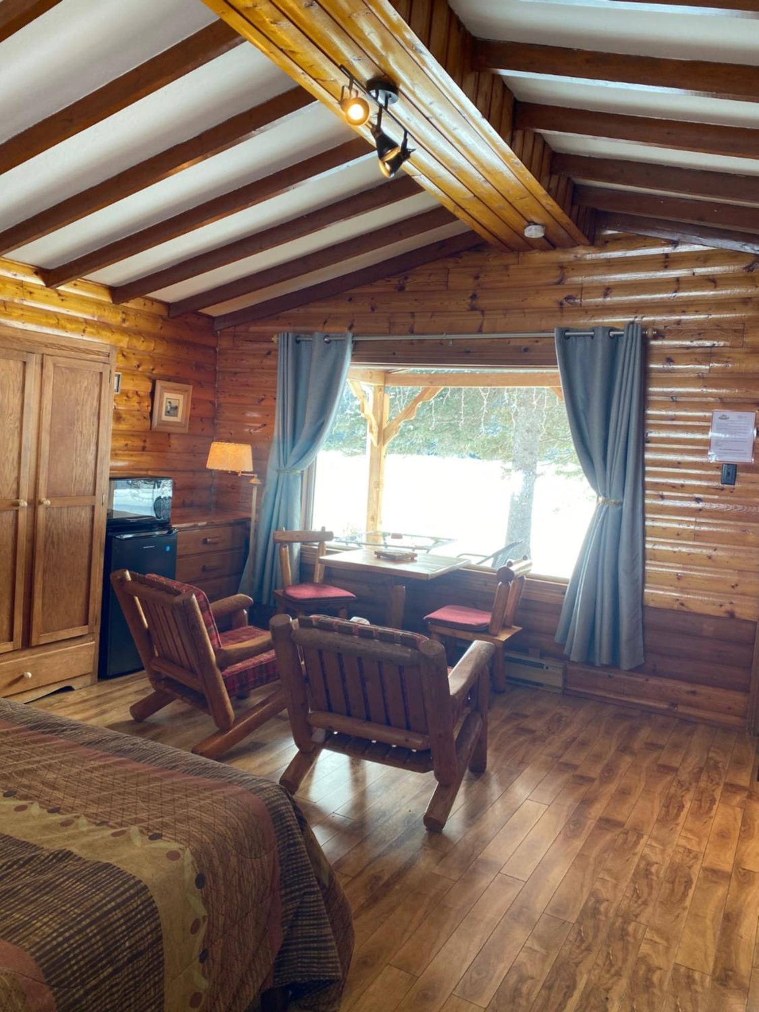Kan-A-Mouche Pourvoirie Auberge Et Chalets Saint-Michel Værelse billede