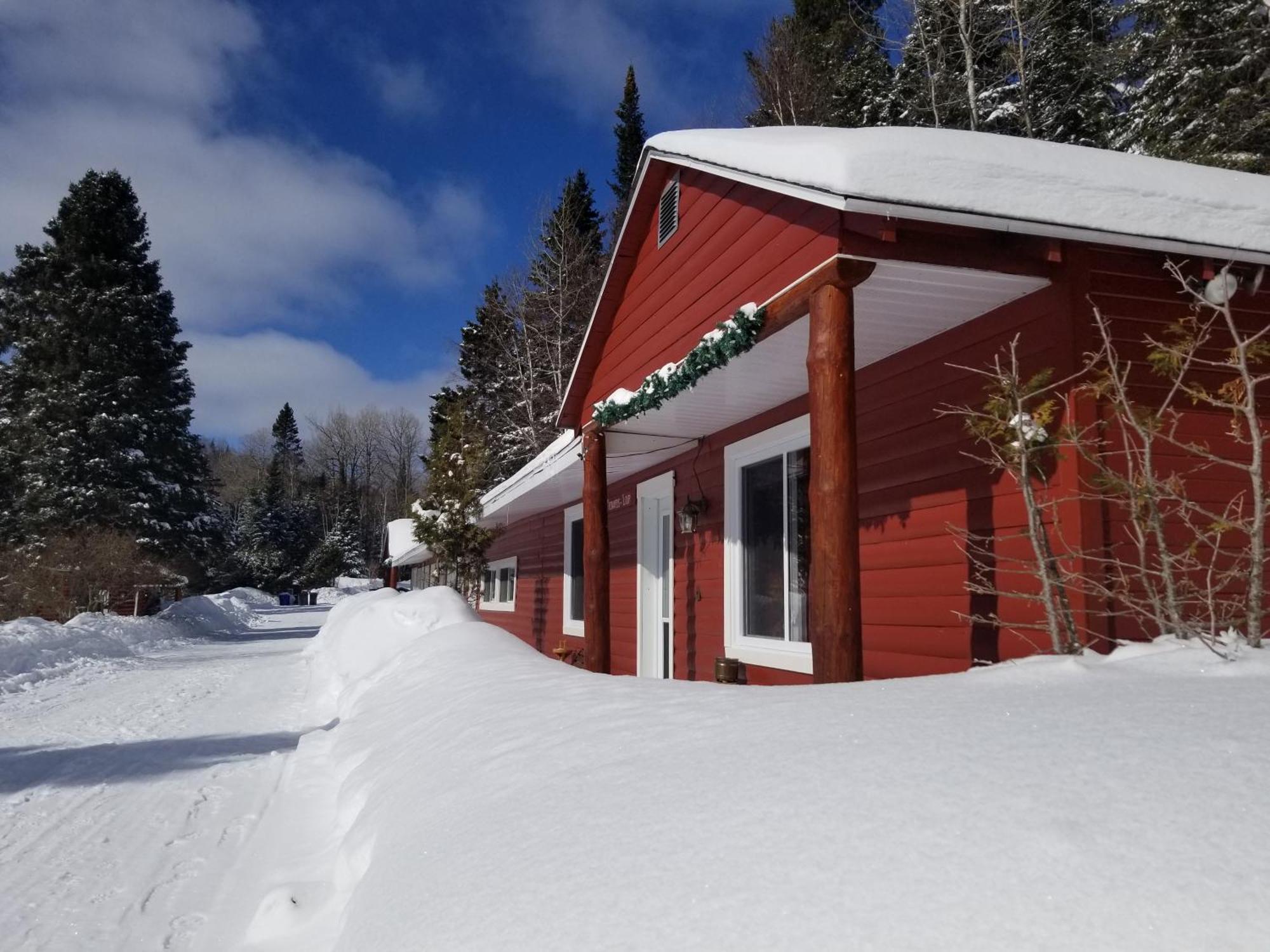 Kan-A-Mouche Pourvoirie Auberge Et Chalets Saint-Michel Eksteriør billede