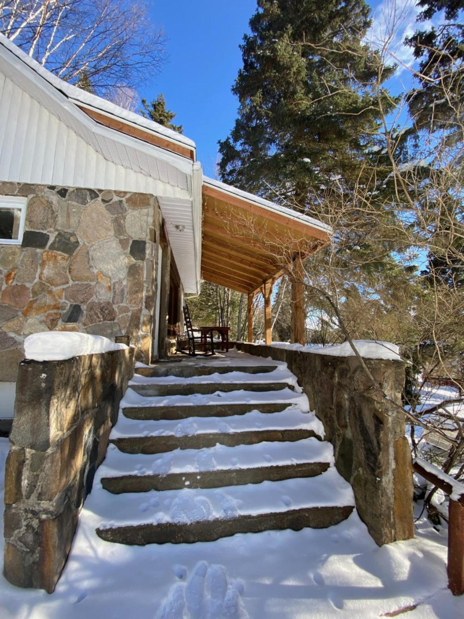 Kan-A-Mouche Pourvoirie Auberge Et Chalets Saint-Michel Eksteriør billede