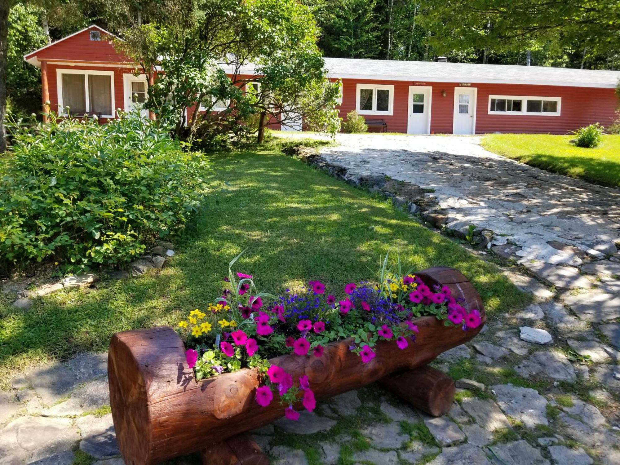 Kan-A-Mouche Pourvoirie Auberge Et Chalets Saint-Michel Eksteriør billede