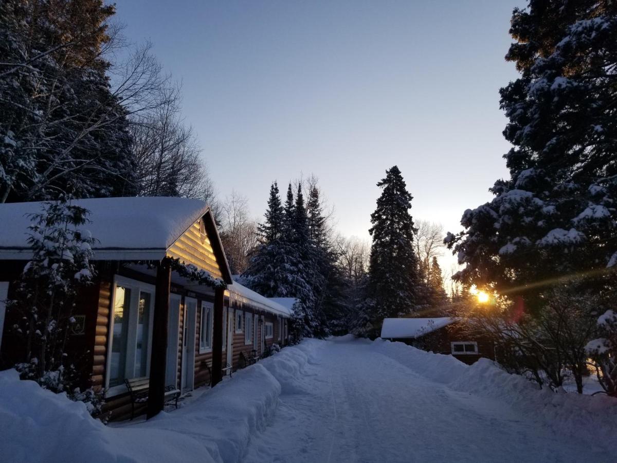 Kan-A-Mouche Pourvoirie Auberge Et Chalets Saint-Michel Eksteriør billede